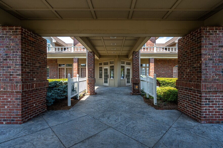 More Photos Of 700 S College Ave, Bloomington Office For Sale