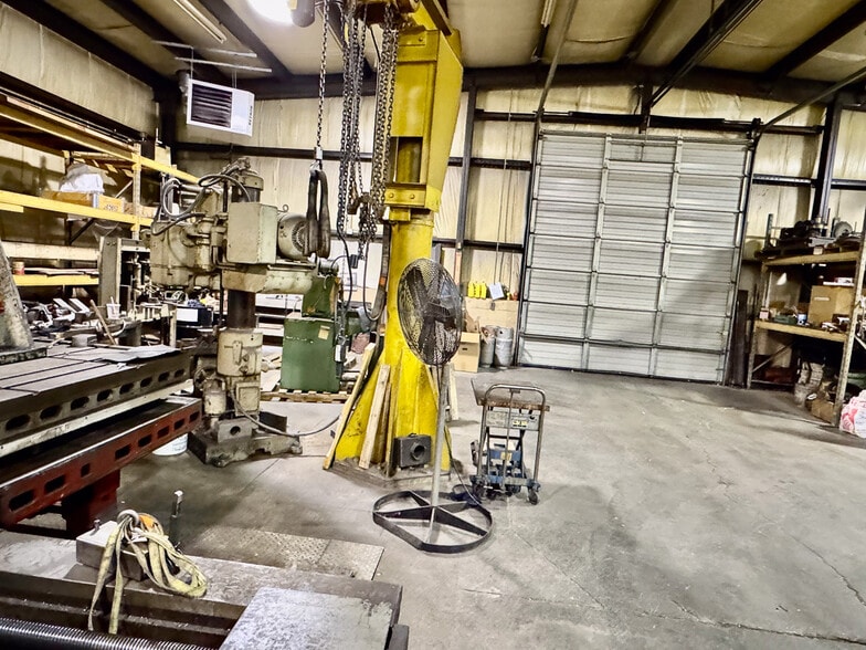 More Photos Of 3822 Victory Ave, Louisville Warehouse For Lease