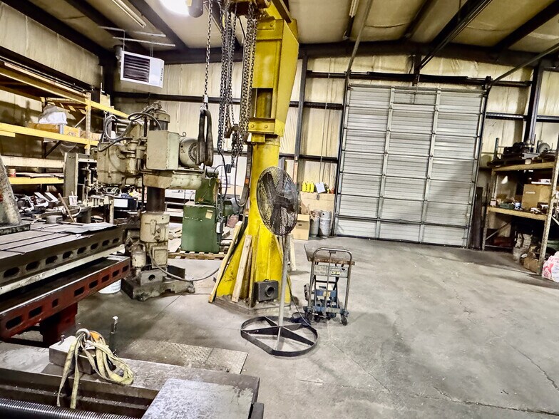 More Photos Of 3822 Victory Ave, Louisville Warehouse For Lease
