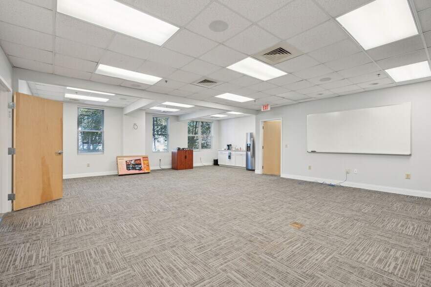 More Photos Of 710 Johnnie Dodds Blvd, Mount Pleasant Medical For Lease