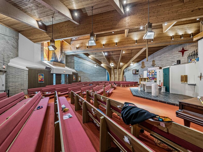 More Photos Of 211 Easton Dr, Lakeland Religious Facility For Sale