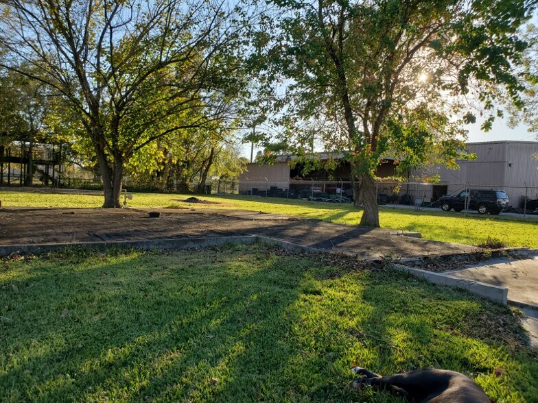 More Photos Of 410 W Canino Rd, Houston Manufacturing For Sale