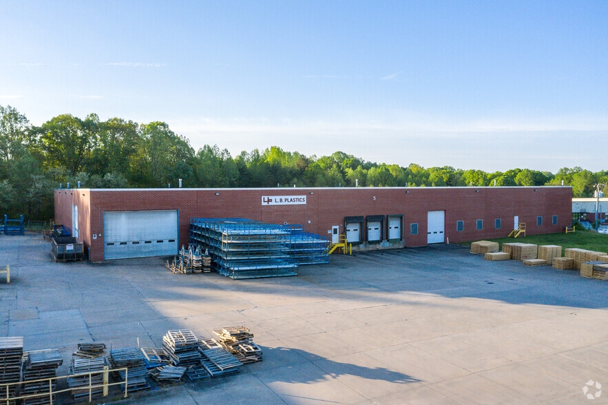More Photos Of 460 E Plaza Dr, Mooresville Distribution For Lease