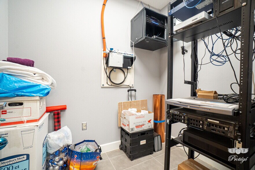 More Photos Of 700 N Copia St, El Paso Office For Sale