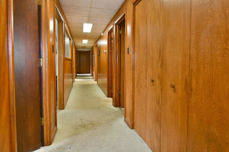 More Photos Of 696 Valley View Dr, Brookfield Office For Sale