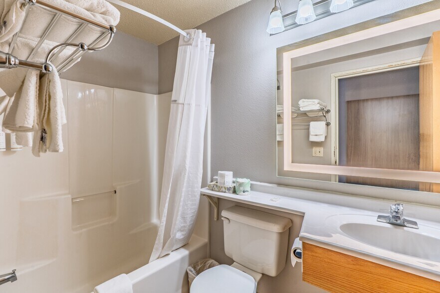 More Photos Of 519 Crook St, Custer Hotel For Sale