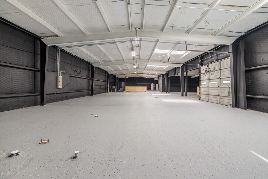 More Photos Of 408 S Main St, Lampasas Light Distribution For Sale