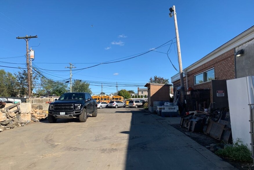 More Photos Of 100 Frank Rd, Hicksville Warehouse For Lease
