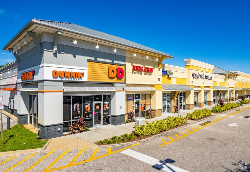 More Photos Of 9595 Commercial Way, Weeki Wachee General Retail For Lease