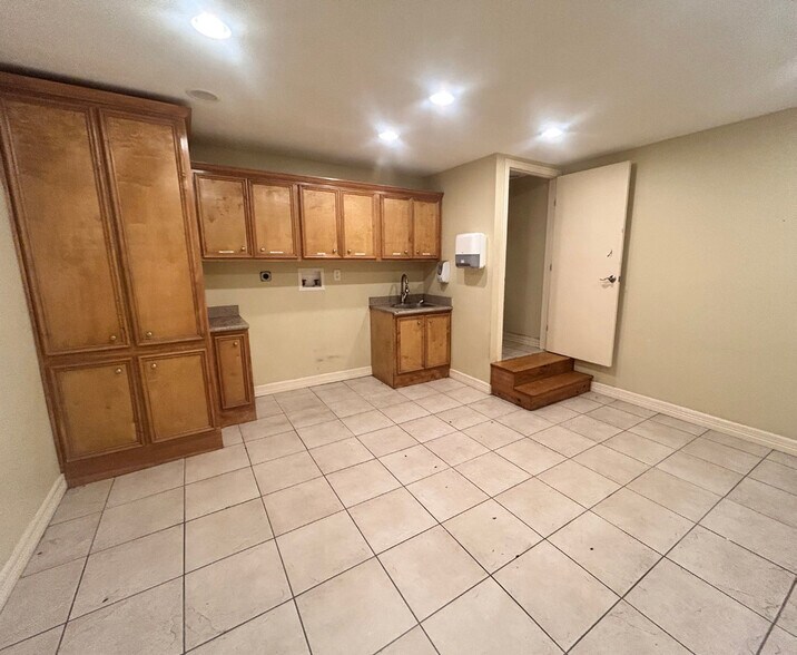 More Photos Of 6741 Satsuma Dr, Houston Warehouse For Sale