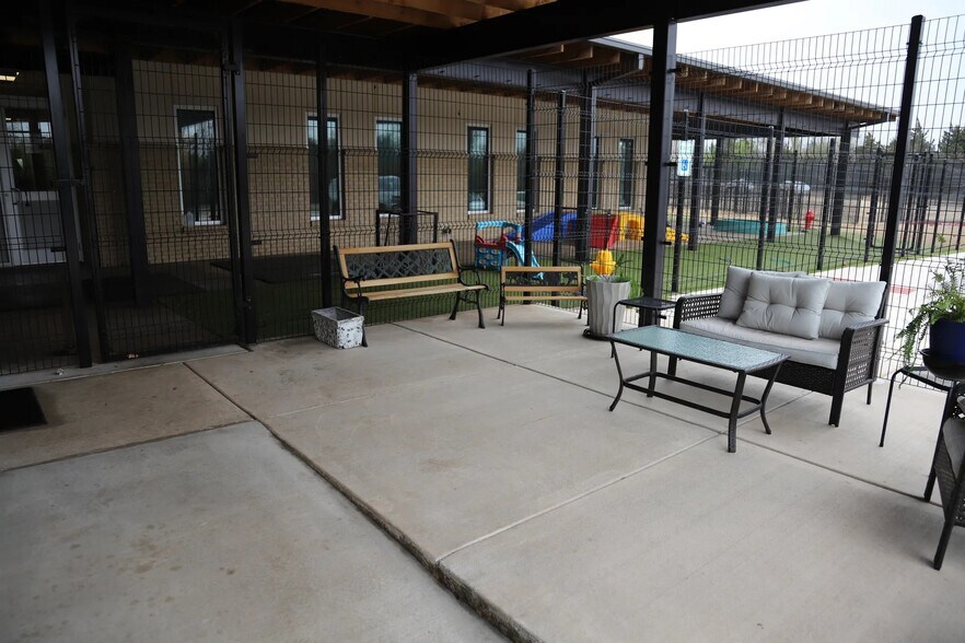 More Photos Of 2020 N Kelly Ave, Edmond Veterinarian Kennel For Sale