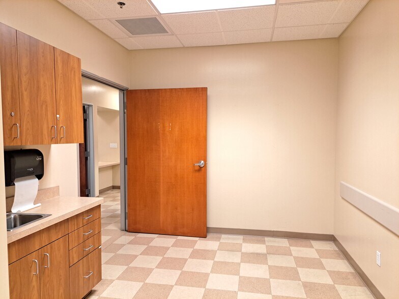 More Photos Of 9900 Stockdale Hwy, Bakersfield Medical For Sale