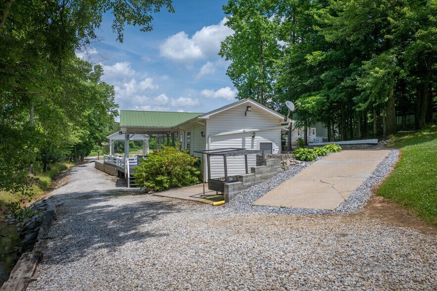 More Photos Of 200 Little Acres Dr, Marion Specialty For Sale