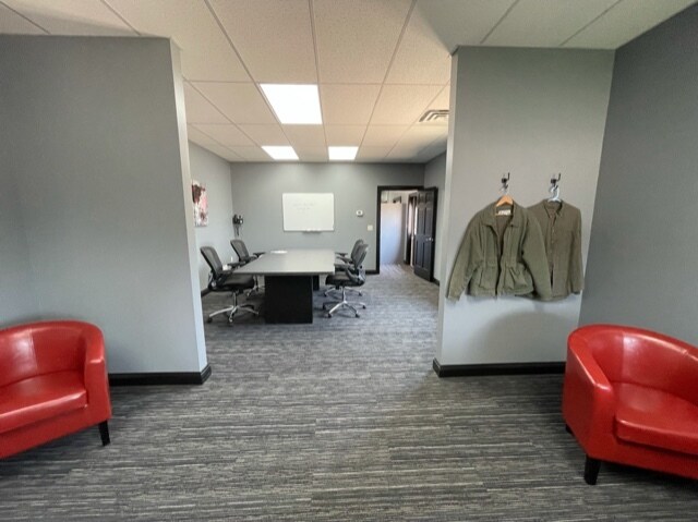 More Photos Of 170 W Circle Dr, Saint Charles Manufacturing For Lease