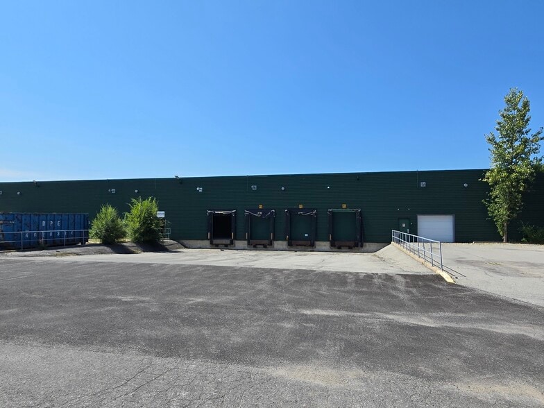 More Photos Of 2695 Av Dollard, Montréal Warehouse For Sale