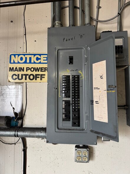 More Photos Of 623 Circle Dr, Iron Mountain Industrial For Sale