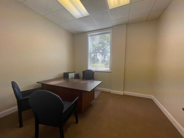 More Photos Of 220 W Main St, Tavares Office For Lease
