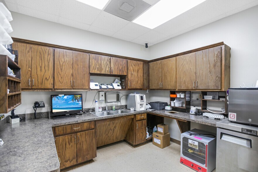 More Photos Of 802 E Expressway 83, La Joya General Retail For Sale