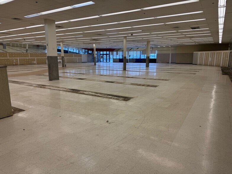 More Photos Of 14-22 McGrath Hwy, Somerville General Retail For Lease