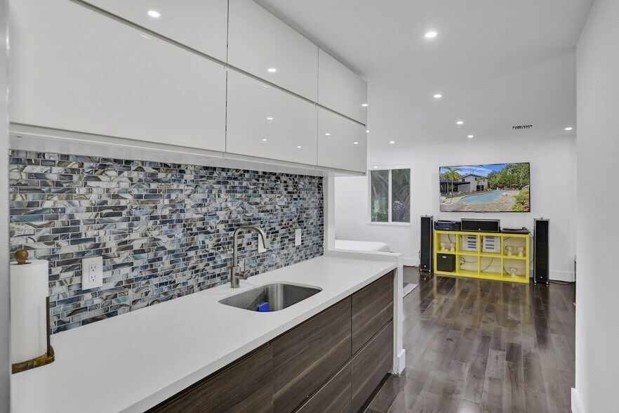 More Photos Of 430 Ne 121st St, Biscayne Park Movie Radio TVStudio For Sale