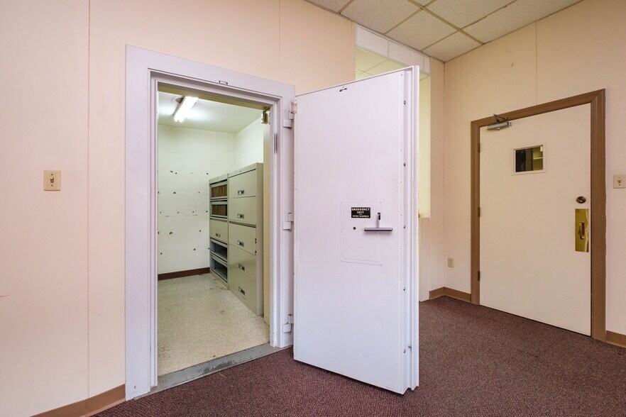 More Photos Of 120 S Main St, Edinburg General Retail For Sale