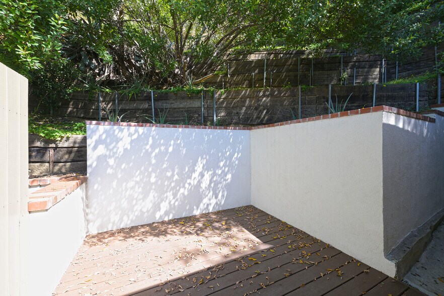 More Photos Of 2592 N Beachwood Dr, Los Angeles Multifamily For Sale