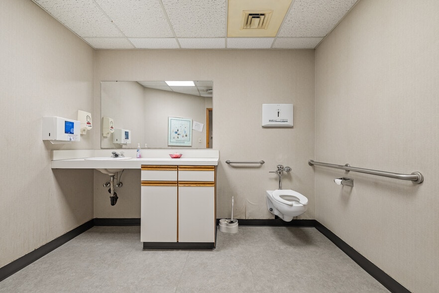 More Photos Of 2050 W Fourth St, Mansfield Medical For Lease