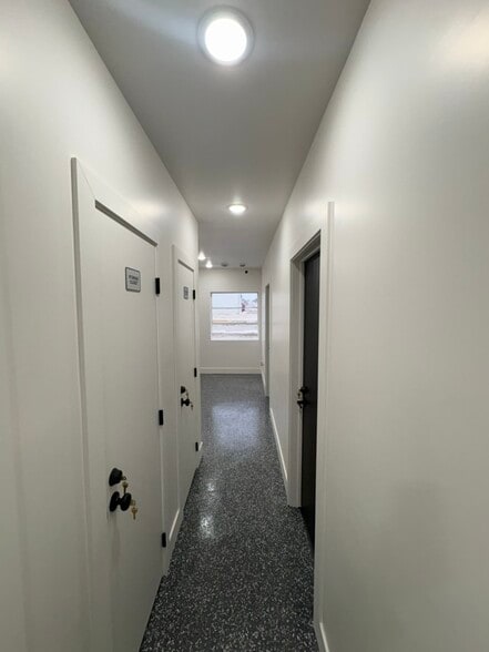 More Photos Of 2011 Hull Ave, Des Moines Truck Terminal For Lease