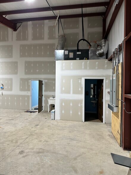 More Photos Of 401 Betty Taylor Wood, Holly Ridge Manufacturing For Lease