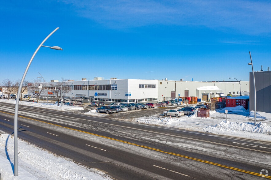 More Photos Of 2995-2999 Boul Le Corbusier, Laval Warehouse For Lease