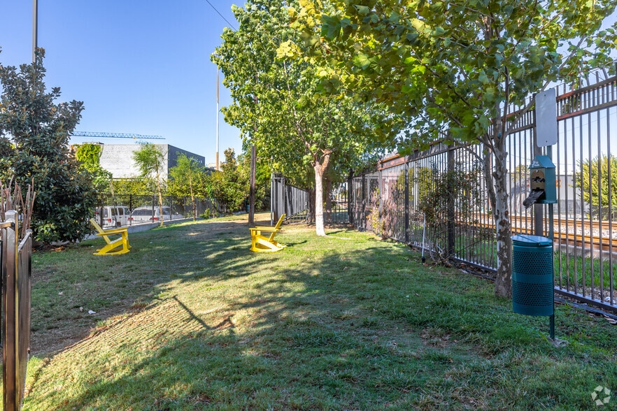 More Photos Of 4121 Commerce St, Dallas Unknown For Lease