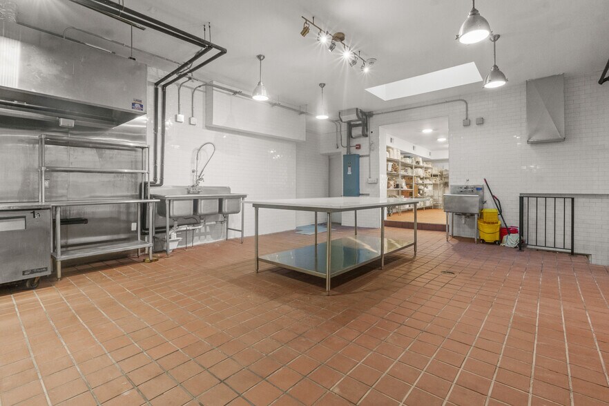 More Photos Of 1011 New York Ave, Union City Storefront Retail Residential For Lease