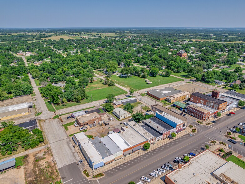 More Photos Of 111 N Broadway St, Tecumseh Office For Sale