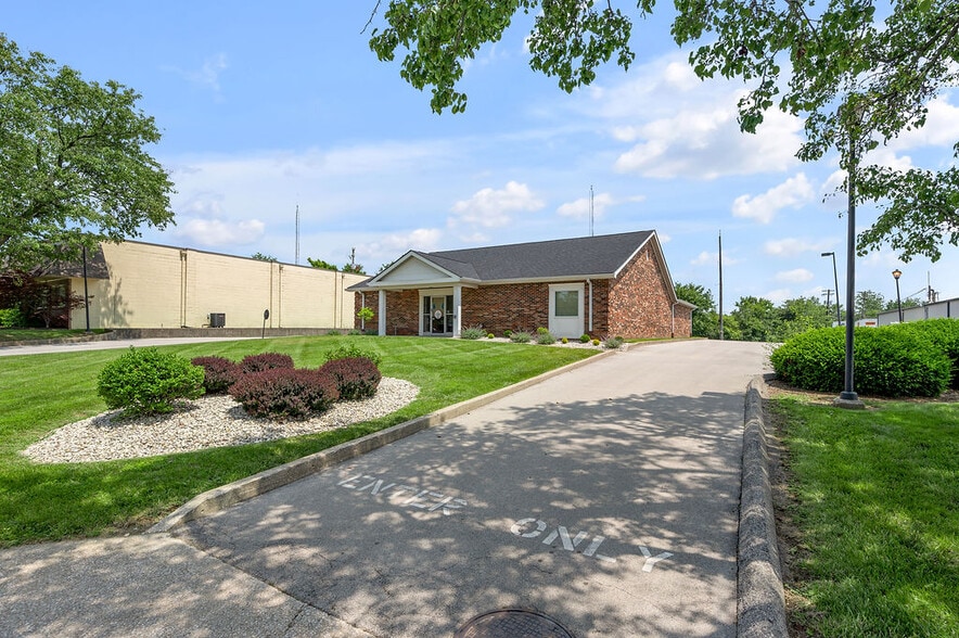 More Photos Of 250 Crossfield Dr, Versailles Light Manufacturing For Sale