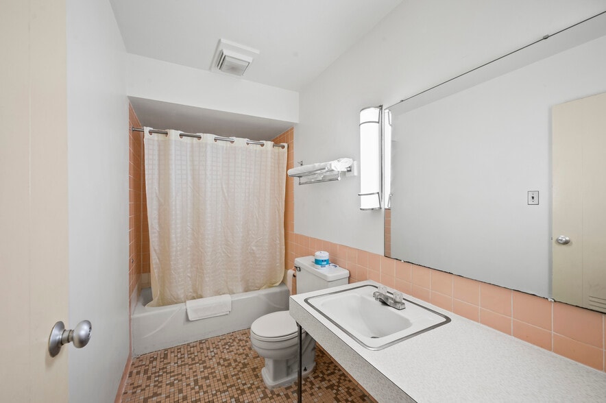 More Photos Of 1058 Hausman Rd, Allentown Hotel For Sale