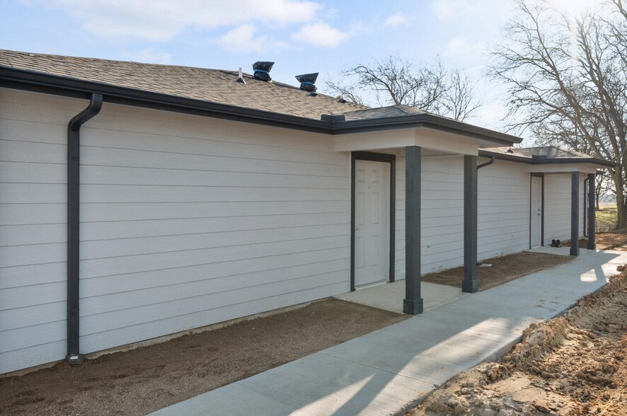 More Photos Of 8092 County Road 604, Alvarado Apartments For Sale