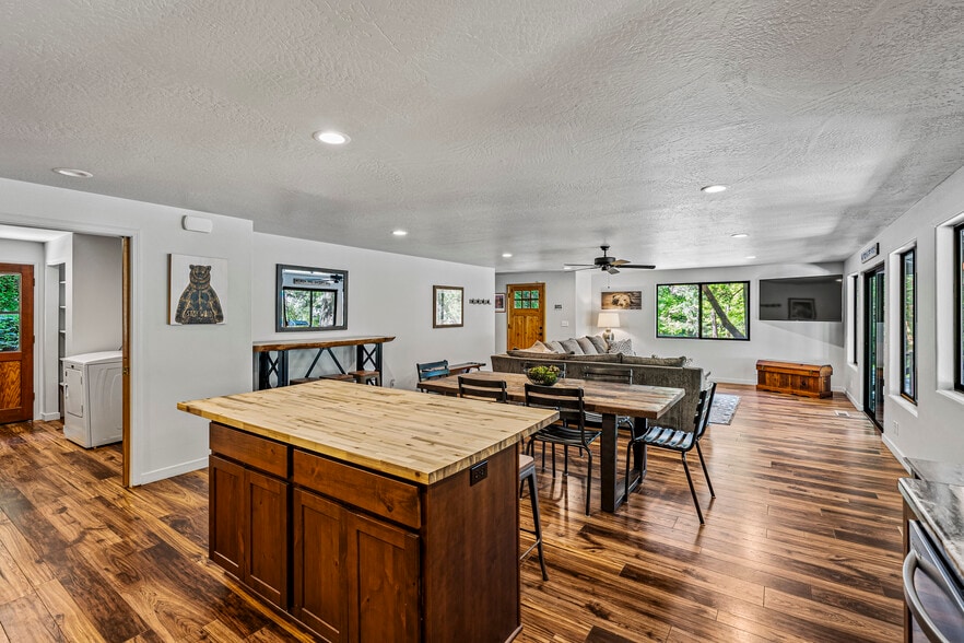 More Photos Of 11744 Galice Rd, Merlin Hotel For Sale