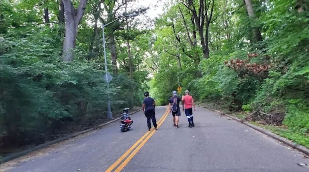 More Photos Of 11882 Metropolitan Ave, Kew Gardens Office For Sale