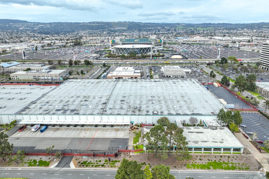 More Photos Of 7200-7240 Edgewater Dr, Oakland Warehouse For Lease