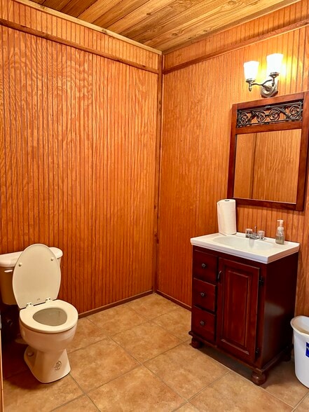 More Photos Of 111 S Railroad St, Bunnell Showroom For Lease