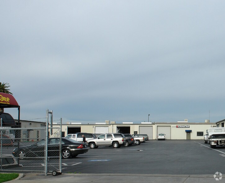 More Photos Of 2855 N Sunnyside Ave, Fresno Warehouse For Lease