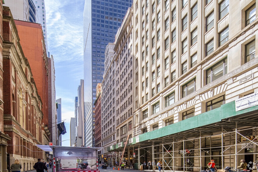 More Photos Of 35 W 45th St, New York Office For Lease