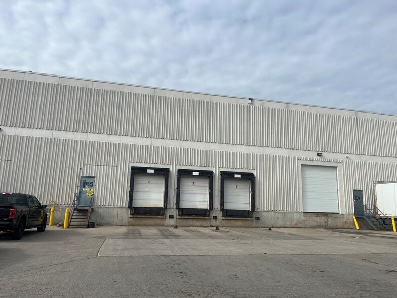 More Photos Of 2905 Bristol Cir, Oakville Warehouse For Lease