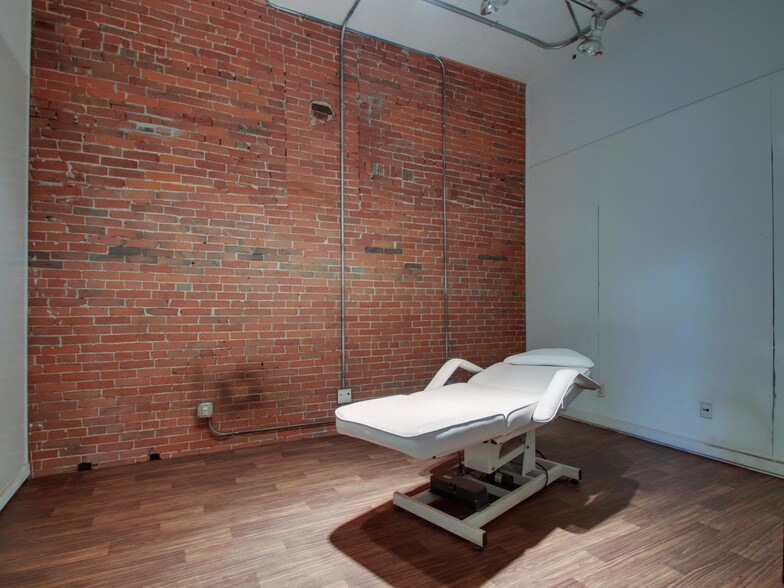 More Photos Of 130 N 5th St, Quincy Storefront Retail Residential For Lease
