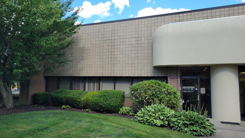More Photos Of 85 Air Park Dr, Ronkonkoma Industrial For Sale
