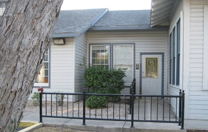 More Photos Of 515 E Court St, Seguin Office Residential For Lease