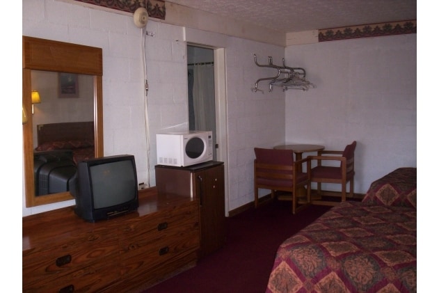 More Photos Of 608 S Gateway Ave, Rockwood Hotel For Sale