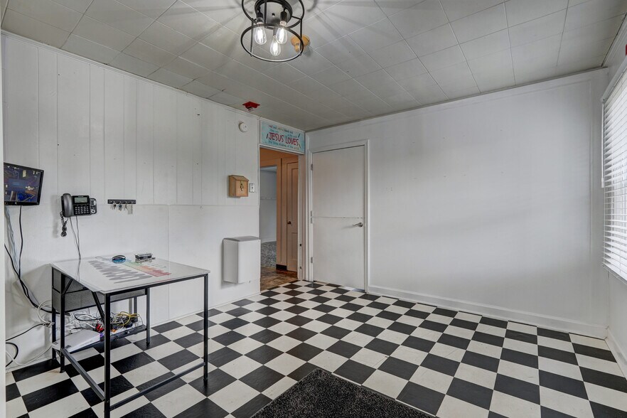 More Photos Of 1806 Vance St, Reidsville General Retail For Sale