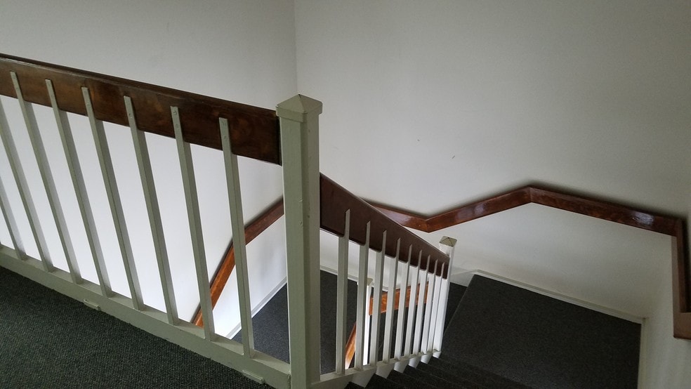 More Photos Of 515 Woodcrest Dr, Bloomington Medical For Lease