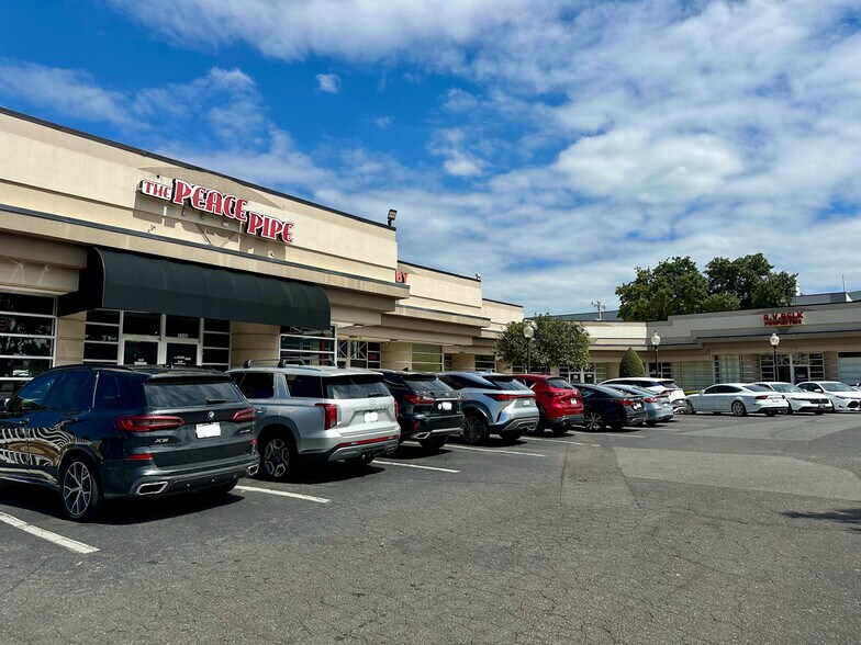 More Photos Of 204 W Woodlawn Rd, Charlotte Unknown For Lease